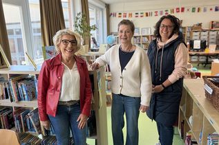 Vorstandsvorsitzende der Bürgerstiftung Region Neustadt Rita Beinhölzl mit der Koodinatorin der Lesepaten Ulrike Kohlmorgen und Vorstandsmitglied der Stiftung Anja Hartmann (v. lks.).