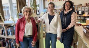 Vorstandsvorsitzende der Bürgerstiftung Region Neustadt Rita Beinhölzl mit der Koodinatorin der Lesepaten Ulrike Kohlmorgen und Vorstandsmitglied der Stiftung Anja Hartmann (v. lks.).