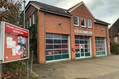 Das Feuerwehrgerätehaus in der Professor-Haas-Straße soll durch einen Neubau an anderer Stelle ersetzt werden.