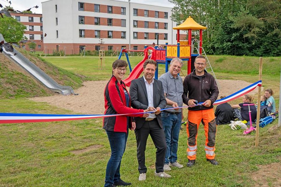 (v.l.n.r.) Dörte Kumschließ und Prokurist und Leiter Portfoliomanagement Jan Marin von der wankendorfer übergeben voll funktionsfähige Spielgeräte an Bürgermeister Dirk Sohn und Tim Gerresheim von der Stadt Lütjenburg.