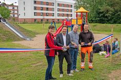 (v.l.n.r.) Dörte Kumschließ und Prokurist und Leiter Portfoliomanagement Jan Marin von der wankendorfer übergeben voll funktionsfähige Spielgeräte an Bürgermeister Dirk Sohn und Tim Gerresheim von der Stadt Lütjenburg.