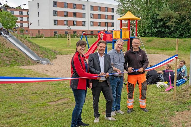 (v.l.n.r.) Dörte Kumschließ und Prokurist und Leiter Portfoliomanagement Jan Marin von der wankendorfer übergeben voll funktionsfähige Spielgeräte an Bürgermeister Dirk Sohn und Tim Gerresheim von der Stadt Lütjenburg.