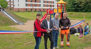 (v.l.n.r.) Dörte Kumschließ und Prokurist und Leiter Portfoliomanagement Jan Marin von der wankendorfer übergeben voll funktionsfähige Spielgeräte an Bürgermeister Dirk Sohn und Tim Gerresheim von der Stadt Lütjenburg.