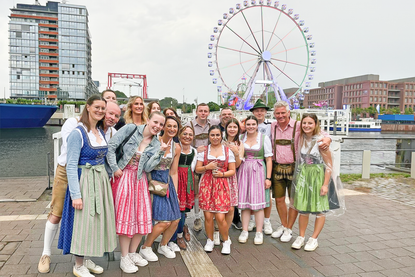 Das Brauhaus-Team steht bereit – stilecht in Tracht.
