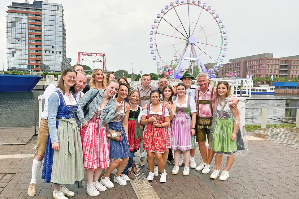 Das Brauhaus-Team steht bereit – stilecht in Tracht.