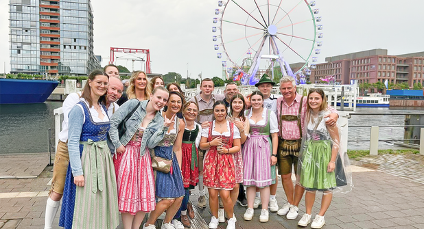 Das Brauhaus-Team steht bereit – stilecht in Tracht.