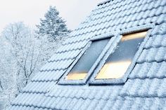 Klirrende Kälte draußen, Schnee auf der Dachschräge und dem Dachfenster – was romantisch aussieht, erfordert vor allem richtiges Lüften und Heizen. Nur so lassen sich Schäden durch Kondenswasserbildung vermeiden.