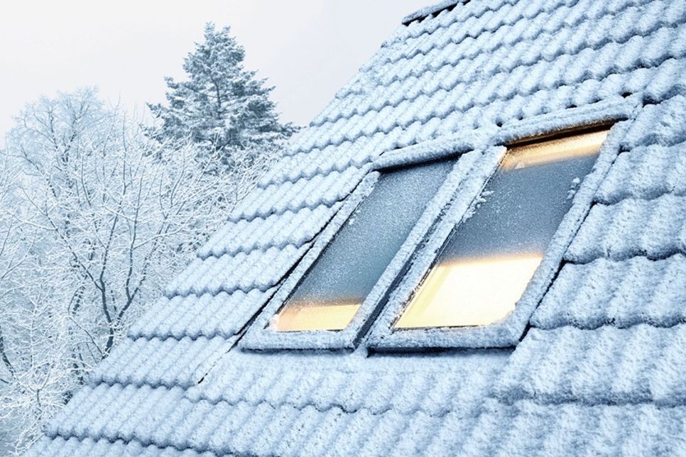 Klirrende Kälte draußen, Schnee auf der Dachschräge und dem Dachfenster – was romantisch aussieht, erfordert vor allem richtiges Lüften und Heizen. Nur so lassen sich Schäden durch Kondenswasserbildung vermeiden.