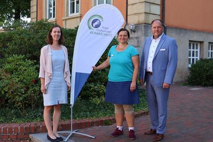 Klimaschutzmanagerin Leslie Matthiesen, die neue Klimaschutzkoordinatorin Mareike Jagszent und Landrat Timo Gaarz (v. lks.).