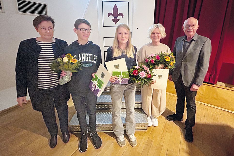 Sportlerehrung in Ahrensbök: Bürgervorsteherin Karin Beythien (v.li.) mit den Geehrten Justus Koppenburg, Lena Joy Martens, Claudia Langwald und Klaus-Dieter Gruber, 1. stellv. Bürgermeister (es fehlt Dirk Langwald).