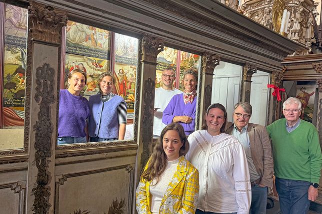 Das Restauratoren-Team Martinelli mit (Loge, v. l.) Emma Helfrich, Isa von Lenthe, Leander Schubert und Katharina Martinelli) sowie (v. l.) Priörin Erika von Bülow und die Vertreter des Vereins der Freunde des Klosters Preetz Charline Jäger, Probst Detlev von Bülow und Vereinsvorsitzender Wolfgang Schneider.