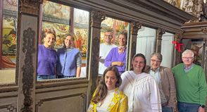 Das Restauratoren-Team Martinelli mit (Loge, v. l.) Emma Helfrich, Isa von Lenthe, Leander Schubert und Katharina Martinelli) sowie (v. l.) Priörin Erika von Bülow und die Vertreter des Vereins der Freunde des Klosters Preetz Charline Jäger, Probst Detlev von Bülow und Vereinsvorsitzender Wolfgang Schneider.