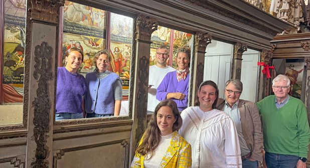 Das Restauratoren-Team Martinelli mit (Loge, v. l.) Emma Helfrich, Isa von Lenthe, Leander Schubert und Katharina Martinelli) sowie (v. l.) Priörin Erika von Bülow und die Vertreter des Vereins der Freunde des Klosters Preetz Charline Jäger, Probst Detlev von Bülow und Vereinsvorsitzender Wolfgang Schneider.