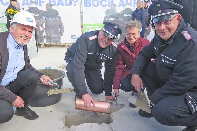 Der Grundstein ist gelegt und damit geht der Blick nach langem Warten in Richtung Zukunft: Bürgermeister Sven Radestock, Ortswehrführer Jörg Böckenhauer, Bürgervorsteherin Elgin Lohse und Gemeindewehrführer Marco Wriedt versenkten die obligatorische Zeitkapsel im Fundament, auf dem das neue Feuerwehrgerätehaus errichtet wird.