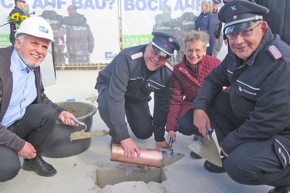 Der Grundstein ist gelegt und damit geht der Blick nach langem Warten in Richtung Zukunft: Bürgermeister Sven Radestock, Ortswehrführer Jörg Böckenhauer, Bürgervorsteherin Elgin Lohse und Gemeindewehrführer Marco Wriedt versenkten die obligatorische Zeitkapsel im Fundament, auf dem das neue Feuerwehrgerätehaus errichtet wird.
