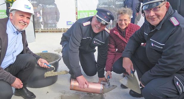 Der Grundstein ist gelegt und damit geht der Blick nach langem Warten in Richtung Zukunft: Bürgermeister Sven Radestock, Ortswehrführer Jörg Böckenhauer, Bürgervorsteherin Elgin Lohse und Gemeindewehrführer Marco Wriedt versenkten die obligatorische Zeitkapsel im Fundament, auf dem das neue Feuerwehrgerätehaus errichtet wird.