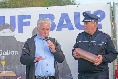 Ortswehrführer Jörg Böckenhauer und Bürgermeister Sven Radestock genossen den Termin sichtlich.