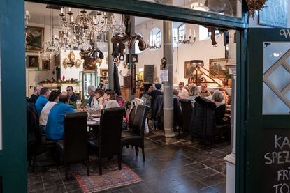 Das Lüster-Café lädt zum genussvollen Verweilen ein.