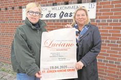 Bürgermeisterin Kirsten Sköries (lks.) wirbt zusammen mit Tourismusleiterin Susanne Hasenbeck für das Konzert am Ostersamstag in der St. Jürgen Kirche.