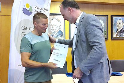 Landrat Björn Demmin (rechts) gratuliert Helge Ebert, der als Einzelradfahrer die meisten Kilometer zurücklegte.