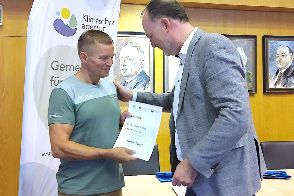 Landrat Björn Demmin (rechts) gratuliert Helge Ebert, der als Einzelradfahrer die meisten Kilometer zurücklegte.