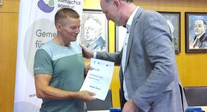 Landrat Björn Demmin (rechts) gratuliert Helge Ebert, der als Einzelradfahrer die meisten Kilometer zurücklegte.
