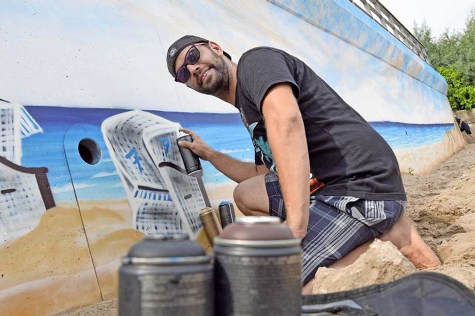 Mit viel Liebe zum Detail verwandelt Streetart-Künstler Henning Marten Feil den Betonsockel der Seebrücke in Timmendorfer Strand in ein Kunstwerk