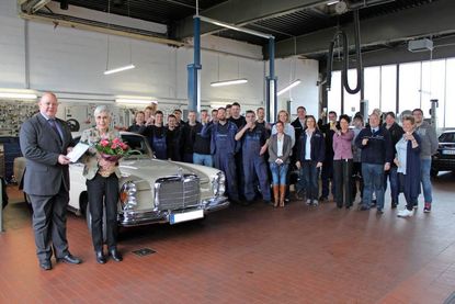 Abschied von der Belegschaft vor einem Mercedes-Benz Baujahr 1970.
