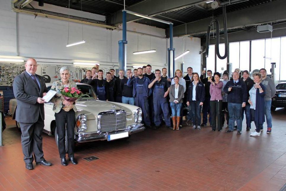 Abschied von der Belegschaft vor einem Mercedes-Benz Baujahr 1970.