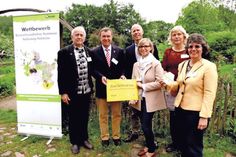 Gert Kayser (Umweltbeirat), Bürgermeister Gerd Schuberth, Stephanie Tron und Dr. Sebastian Portius („Schwartauer Werke“ als unterstützendes Unternehmen ), Carolin Welchert (Stadt Bad Schwartau) und Andrea Schwabe (Umweltbeirat). Foto: Anke Last/hfr