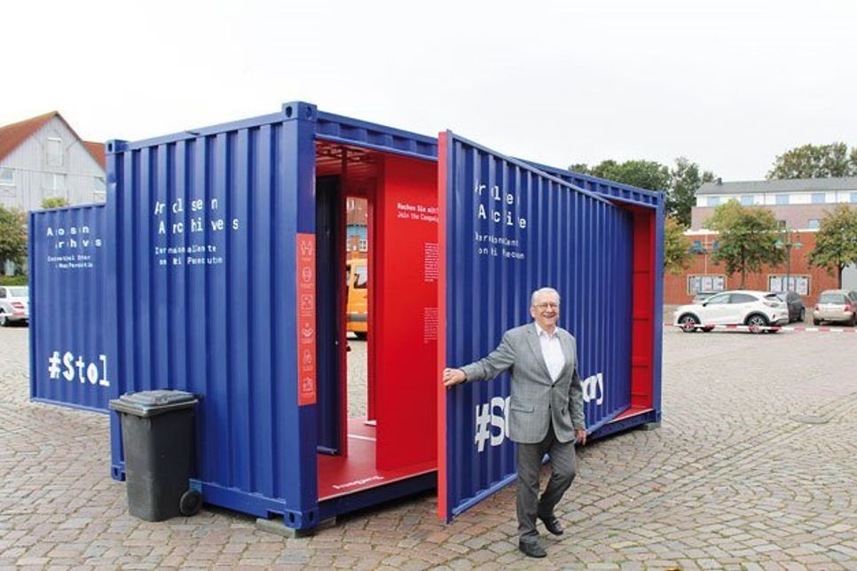Bürgervorsteher Dieter Holst eröffnete die Ausstellung „#StolenMemory“ auf dem Berliner Platz in Eutin.