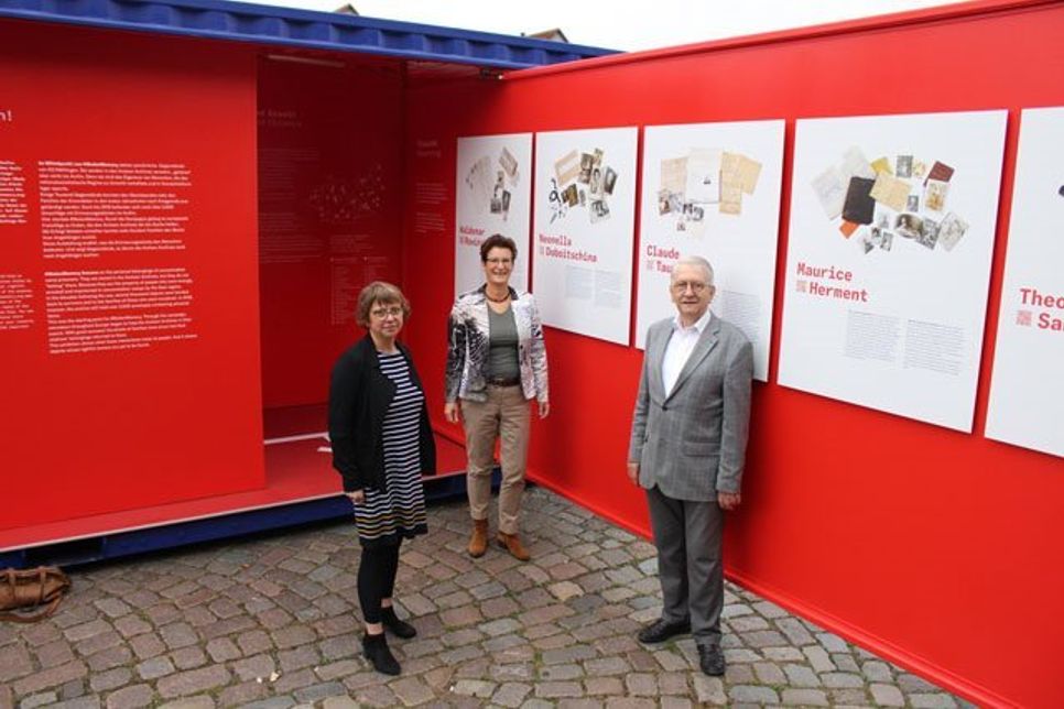 Anke Münster (Leiterin Presse- und Öffentlichkeitsarbeit der Arolsen Archives), Stadtvertreterin Christiane Balzer (die Grünen) und Bürgervorsteher Dieter Holst (CDU) freuen sich über die Ausstellung #StolenMemories in Eutin auf dem Berliner Platz. Christiane Balzer hat das Projekt nach Eutin geholt und wird die Ausstellung am 2. Oktober gemeinsam mit dem ersten Jahrgang der Polizeischule und mit Landtagsvizepräsidentin Aminata Touré und Bürgermeister Carsten Behnk besuchen.