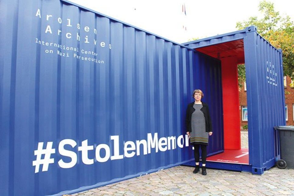 Anke Münster, Leiterin Presse- und Öffentlichkeitsarbeit der Arolsen Archives, am Eingang der Freiluft-Wanderausstellung #StolenMemories.