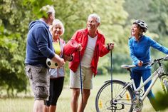 Welches Training eignet sich für Senioren mit Arthrose? Von Ballsportarten ist eher abzuraten, Walken und Radeln dagegen sind empfehlenswert. Foto: djd/CH-Alpha-Forschung/Robert Kneschke - stock.adobe.com