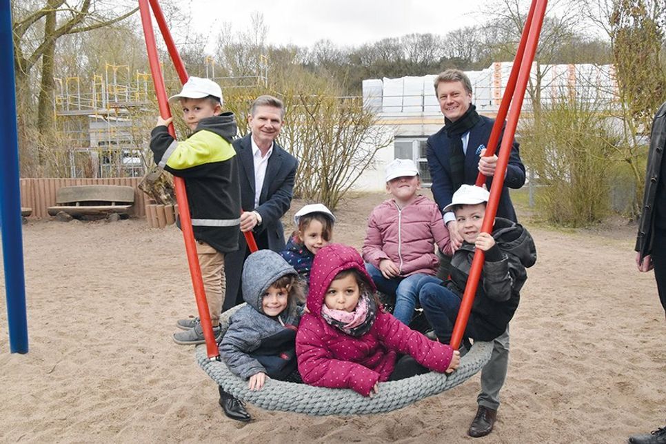 Minister Dr. Heiner Garg besuchte mit Bürgermeister Dr. Uwe Brinkmann  die Kita Wirbelwind, im Hintergrund entsteht aktuell der Erweiterungsbau.