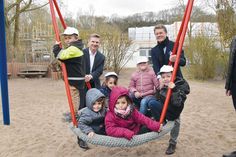 Minister Dr. Heiner Garg besuchte mit Bürgermeister Dr. Uwe Brinkmann  die Kita Wirbelwind, im Hintergrund entsteht aktuell der Erweiterungsbau.
