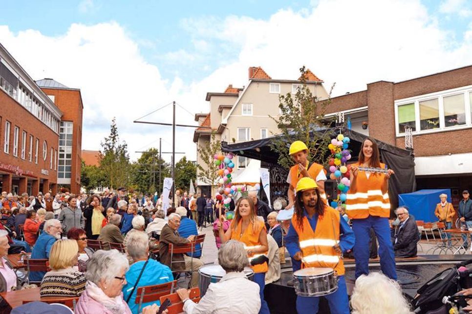Die Samba-Percussion Band „Quinta Feira“ stimmte die zahlreichen Besucher der Eröffnungsveranstaltung gelungen auf die Festtage ein. (Foto: Setje-Eilers)