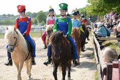 Verkleidet als die Figuren aus dem Nintendo-Spiel, haben die Reitschülerinnen zu passender Musik auf dem Viereck eine Runde „Mario Cart“ vorgeführt.
