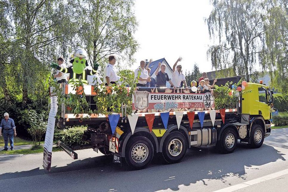 Natürlich beteiligen sich auch die Kameraden der Freiwilligen Feuerwehr Ratekau am bunten Festumzug durch die Dorfschaft. Stargast auf dem aufgehübschtem Lkw der Firma „Sönke Jordt“ ist dabei wieder das beliebte Maskottchen „Flori Feuer“. (Foto: Setje-Eilers)
