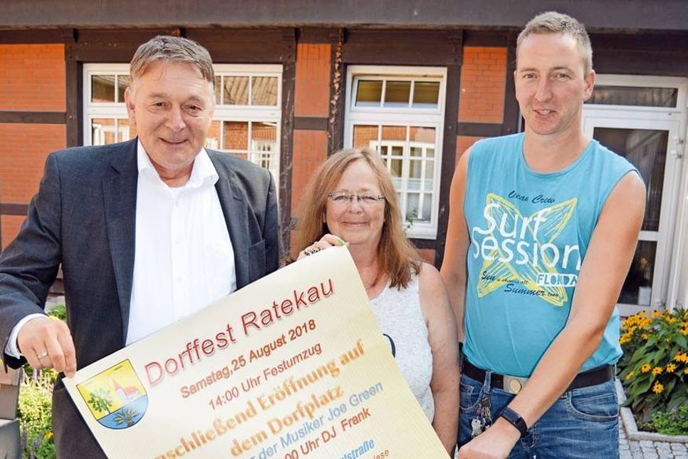 Klaus Bruhn (l.), Marcel Kohl und Ute Steenbock vom Dorfvorstand Ratekau haben ganze Arbeit geleistet, damit auch das Dorffest 2018 ein voller Erfolg wird. (Foto: Setje-Eilers)