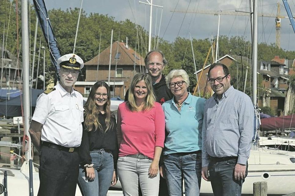 Die Organisatoren laden zum Stadtbuchtfest mit zahlreichen Aktivitäten an und auf dem Großen Plöner See ein, (v. l.) MUS-Kommandeur Kapitän zur See Klaus Heermeier, Lina Lange vom Team der Plöner Tourist Info, Caroline Backmann, Leiterin der Tourist Info Großer Plöner See, Capybaras-Vereinsvorsitzender Jürgen Voß, Imke Langfeldt vom PSV-Vorstand, und Thure Koll, Bürgervorsteher der Stadt Plön.