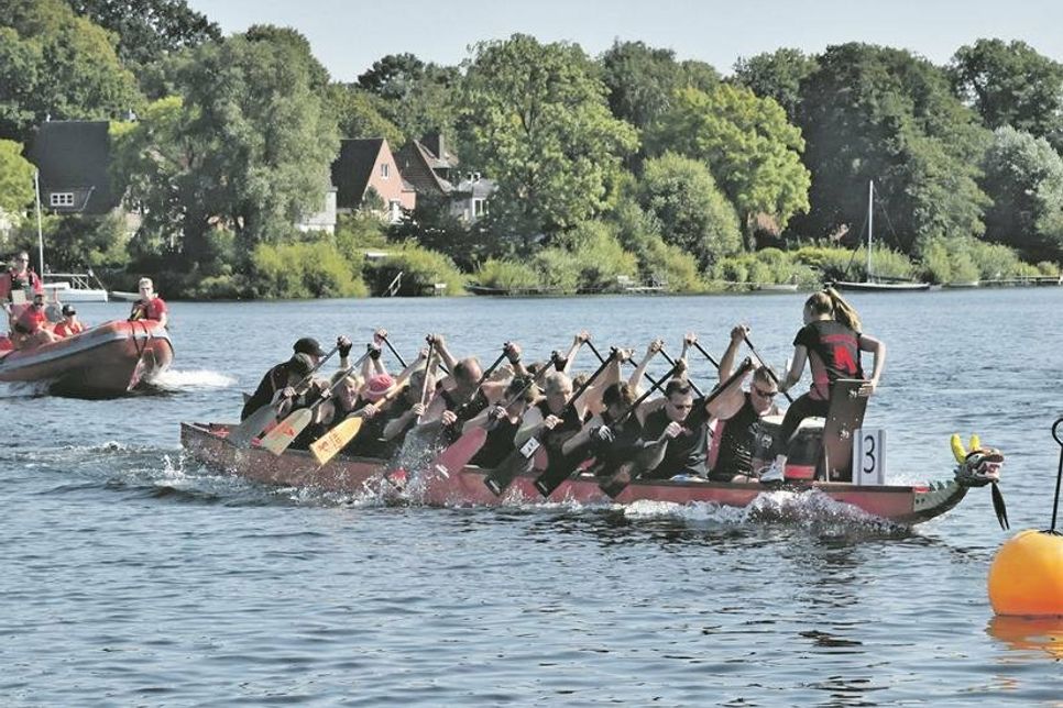 Die DLRG sichert die Wettfahrten der Drachenbootmannschaften.