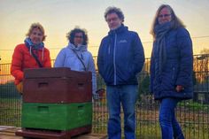 Gaby von Schrader, Ramone Steinbach und Wybke Schmidt vom Tourismusverein Kellenhusen begrüßten die Bienen zusammen mit Tourismusleiter Raymond Kiesbye.