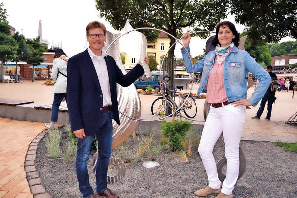 Tourismuschef Joachim Nitz und Marketingleiterin Silke Szymoniak vor der Seepferdchen-Skulptur (Foto: René Kleinschmidt)