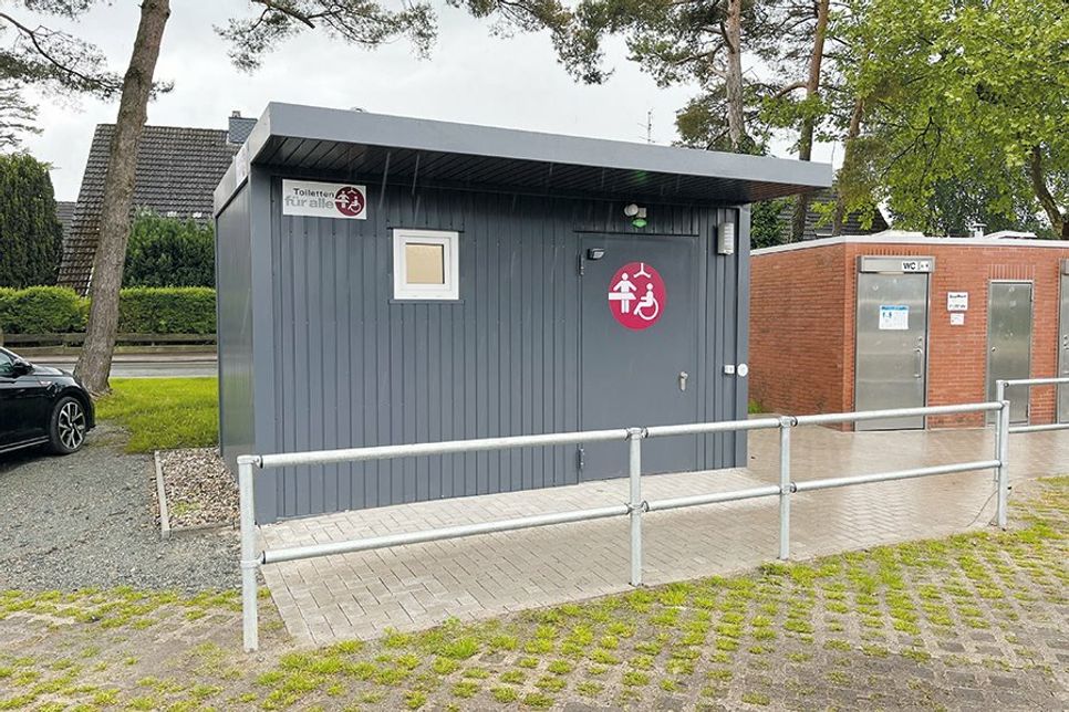 Neben dem WC-Häuschen auf dem Wiesenweg-Parkplatz steht jetzt auch eine Toilette für alle.