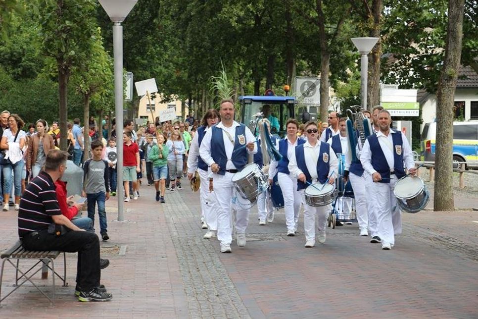 Den Festumzug führte der Spielmanns- und Fanfarenzug an.