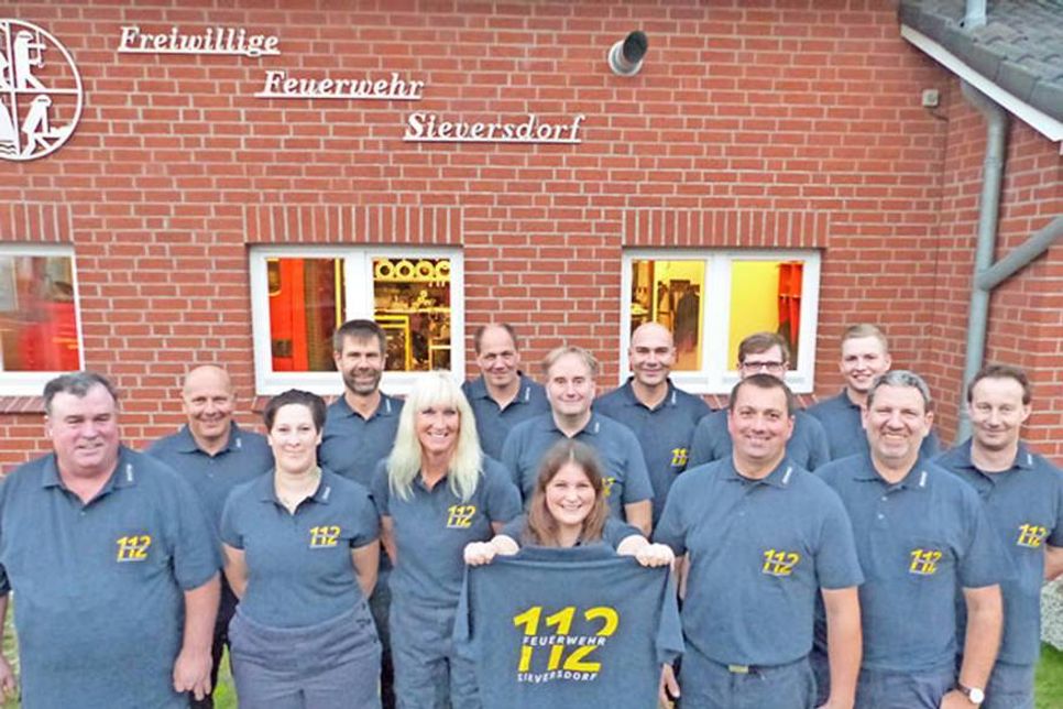 Das ist die Hälfte der Freiwiliigen Feuerwehr Sieversdorf. Eine fröhliche, schlagkräftige Truppe, die im Dorf etwas bewegen will. Dafür suchen die Feuerwehrleute Verstärkung – und weil ehrenamtliche Helfer immer gebraucht werden
