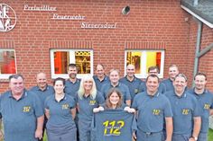 Das ist die Hälfte der Freiwiliigen Feuerwehr Sieversdorf. Eine fröhliche, schlagkräftige Truppe, die im Dorf etwas bewegen will. Dafür suchen die Feuerwehrleute Verstärkung – und weil ehrenamtliche Helfer immer gebraucht werden