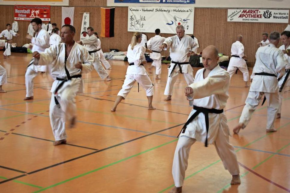 Als Sport ist Karate relativ jung: Erst Anfang dieses Jahrhunderts entstand in Japan aus der traditionellen Kampfkunst ein Kampfsport mit eigenem Regelwerk.