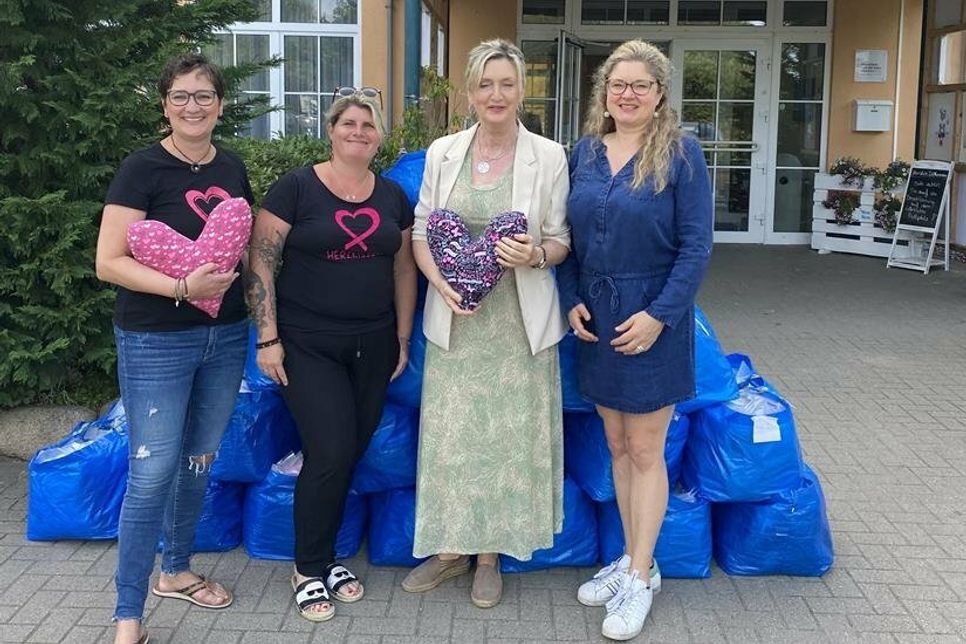 Diana Retterath, Simone Batta, Ulrike Baumann und Maitreya Gipser (v. lks.) bei der Übergabe der Herzkissen.